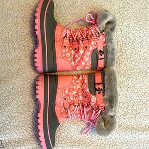 Never worn little girls' snow boots, size 3. Fleece lined, side zip, very warm